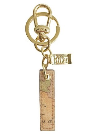 Porte-clé avec une étiquette en cuir beige au motif de carte rectangulaire, attachée à un fermoir et un anneau en métal doré, avec un petit accent doré.