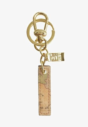 Portachiavi con un'etichetta in pelle beige a forma rettangolare con motivo mappa, attaccato a un gancio e anello in metallo dorato, con un piccolo accento dorato.