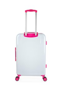 Maleta rígida en color blanco con acentos en rosa. Cuenta con un mango telescópico y cuatro ruedas rosas para facilitar la movilidad. Acabado liso y brillante.