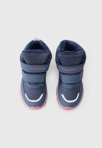 Blaue High-Top-Sneaker mit Klettverschlüssen, aus Netz- und Synthetikmaterial, pinken Akzenten an der Sohle und der Zunge, strukturierten Oberflächen und gepolstertem Innenbereich.