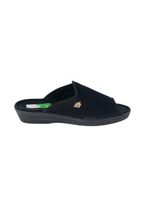 Pantufla negra abierta en la parte delantera, tipo slip-on, con parte superior de malla transpirable y suela baja con cuña, que presenta un pequeño emblema dorado en el lateral.
