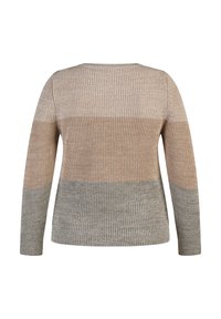 Strickpullover mit langen Ärmeln, der ein verlaufendes Design in Beige- und Grautönen aufweist. Ribbelstruktur durchgehend. Rundhalsausschnitt.