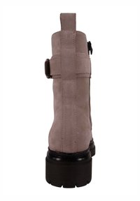 Szary zamszowy botek za kostkę z czarną gumową podeszwą, bocznym zamkiem błyskawicznym, regulowanym paskiem oraz wzmocnionym obcasem dla dodatkowego wsparcia.