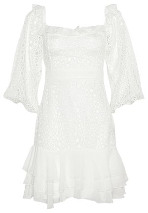 Vestido blanco de encaje con mangas largas abullonadas, escote cuadrado con ribete de volantes, cintura ajustada y dobladillo con volantes en capas.