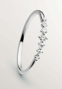 Anillo de banda de plata con cinco diamantes redondos en un ajuste graduado, que presenta un acabado suave y un diseño minimalista y elegante.