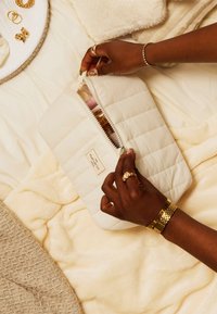 The Flat Lay Co. MARSHMALLOW FLAT LAY MAKEUP BOX BAG - Trousse - vanilla