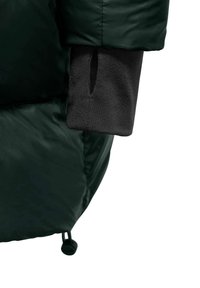 Giacca puffer verde scuro con un finish in tessuto liscio, presenta una manica in tessuto nero in vista, con un polsino testurizzato e un orlo regolabile.