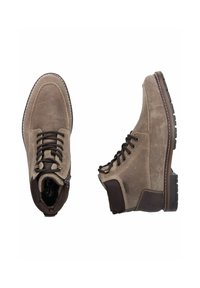 Botas de tobillo de ante marrón con detalles en marrón oscuro, diseño de cordones, superficie texturizada y suela de goma duradera; cuenta con un patrón cosido.