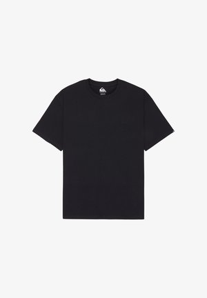 Jednoduché černé tričko s krátkým rukávem a kulatým výstřihem, s malým decentním logem na hrudi a štítkem uvnitř límce.