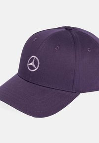 Gorra de béisbol morada con visera curveada, que presenta un logotipo bordado de Mercedes-Benz en el frente. Hecha de un tejido texturizado, con agujeros de ventilación.