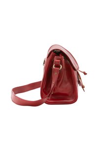 Borsa a tracolla in pelle rossa con forma strutturata, dotata di dettagli in tono oro, di una lunga tracolla regolabile e di una chiusura a pattina. Texture liscia.