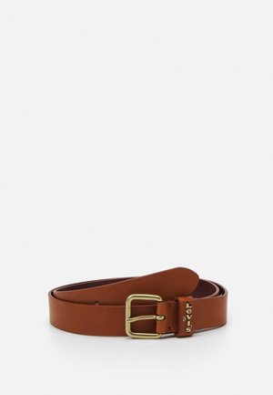 Ceinture en cuir marron roulée avec une boucle rectangulaire en laiton et une petite boucle en cuir embossée du nom "Levi's" en lettres dorées.