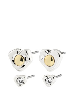 Twee paar hartvormige oorknopjes; het grotere paar met een goudkleurige midden, het kleinere paar met een heldere edelsteen in het midden, beide in zilverkleurig metaal.