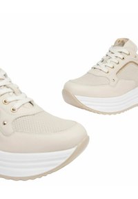 Scarpe sportive beige con tomaia in rete, suola intermedia bianca e testurizzata, e dettagli in hardware dorato, dotate di lacci e design a punta arrotondata.