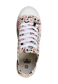 Baskets en toile florales avec lacets blancs. Caractéristiques d'un fond noir avec des motifs de fleurs roses et blanches. Bout arrondi et semelle en caoutchouc.