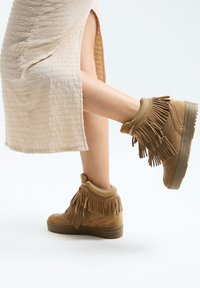Bershka - WITH FRINGING  - Visoke tenisice - sand Minijatura 1