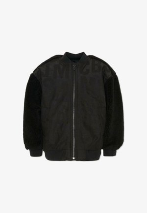 Czarna kurtka bomberka z teksturowanymi rękawami z polaru, zapinana na zamek błyskawiczny, z ściągaczem przy kołnierzu. Posiada wyraźne czarne litery na korpusie.