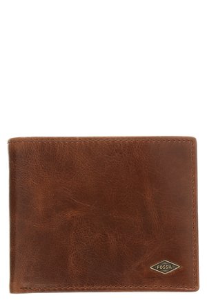 Portefeuille en cuir marron avec une surface texturée, design bifold et un petit logo doré en accent. Bordures cousues et forme compacte.