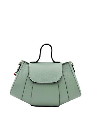 Handtasche aus mintgrünem Leder mit strukturierter Oberfläche, schwarzem Besatzgriff, Klappenverschluss und kleinem italienischem Flaggenanhänger an der Seite.