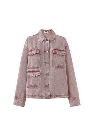 Rote Jeansjacke mit Kragen, zwei Brusttaschen und zwei Seitentaschen. Verfügt über silberne Knopfverschlüsse und sichtbare Steppdetails.