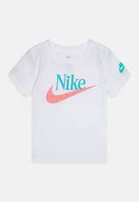 Hvit bomull t-skjorte med en stor turkis "Nike"-logo og en rosa m�ønstrete swoosh. Korte ermer, rund hals, standard passform.