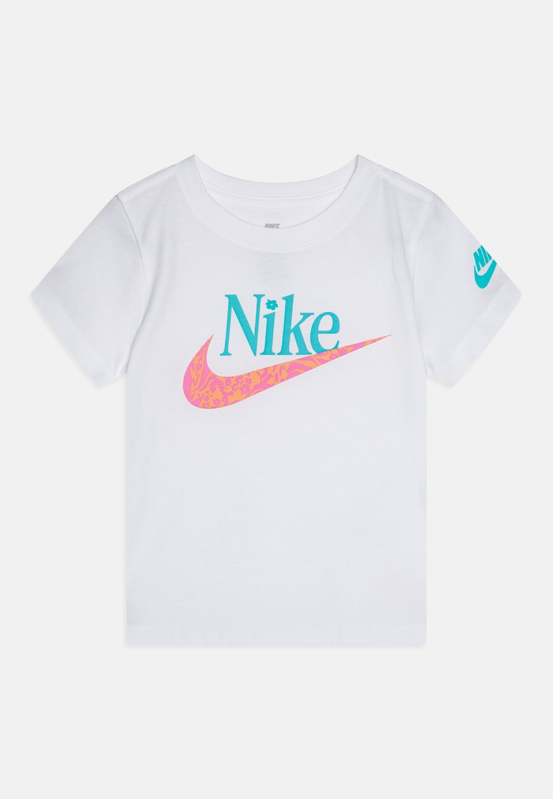 Bijela pamučna majica s velikim tirkiznim "Nike" logotipom i ružičastom uzorkovanom swoosh linijom. Kratki rukavi, okrugli izrez, standardna kroja.