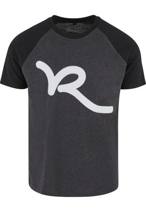 Grå T-shirt med sorte raglanærmer. Har en fremtrædende hvid, stiliseret "R"-logo foran. Fremstillet af et blødt, tekstureret stof.
