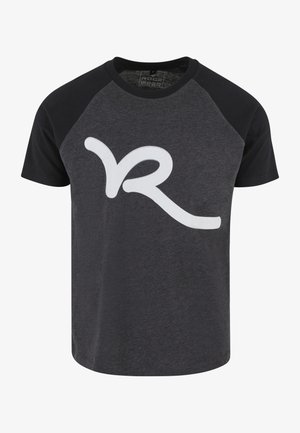 Grå T-shirt med sorte raglanærmer. Har en fremtrædende hvid, stiliseret "R"-logo foran. Fremstillet af et blødt, tekstureret stof.