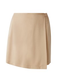 Beige indpakningsskørt lavet af tekstureret stof, med en lige skæring og en asymmetrisk kant. Simpelt design uden synlige accenter eller mønstre.