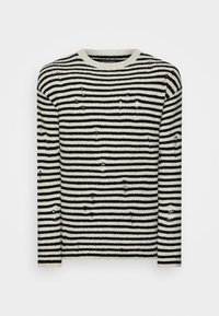 Czarny i biały sweter w paski wykonany z teksturowanej tkaniny; posiada liczne małe dziurki, okrągły dekolt i długie rękawy.