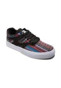 Zapatilla multicolor con parte superior de tejido estampado en rojo, azul y negro, que cuenta con cordones negros y suela de goma blanca.