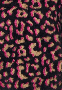 Stickad tyg med leopardmönster i livlig rosa på en svart och tan bakgrund, med en mjuk textur och ojämn väv.