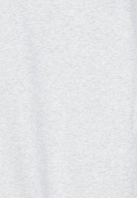 Lichtgrijs stof met een gladde, licht gestructureerde oppervlakte; lijkt zacht en rekt gelijkmatig over het materiaal. Geen patronen of accenten zichtbaar.