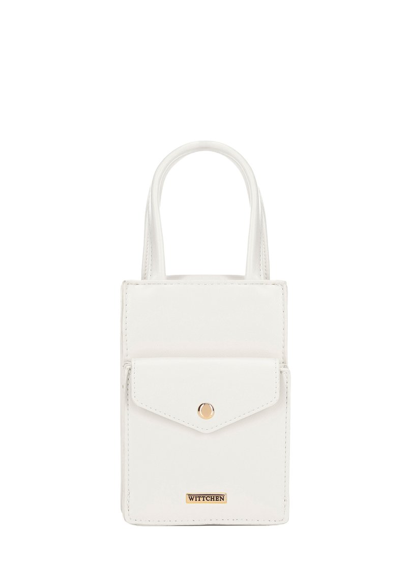 Borsa in finta pelle bianca con doppie maniglie corte, tasca anteriore con flap, bottone a pressione dorato e logo del marchio in rilievo. Forma rettangolare.