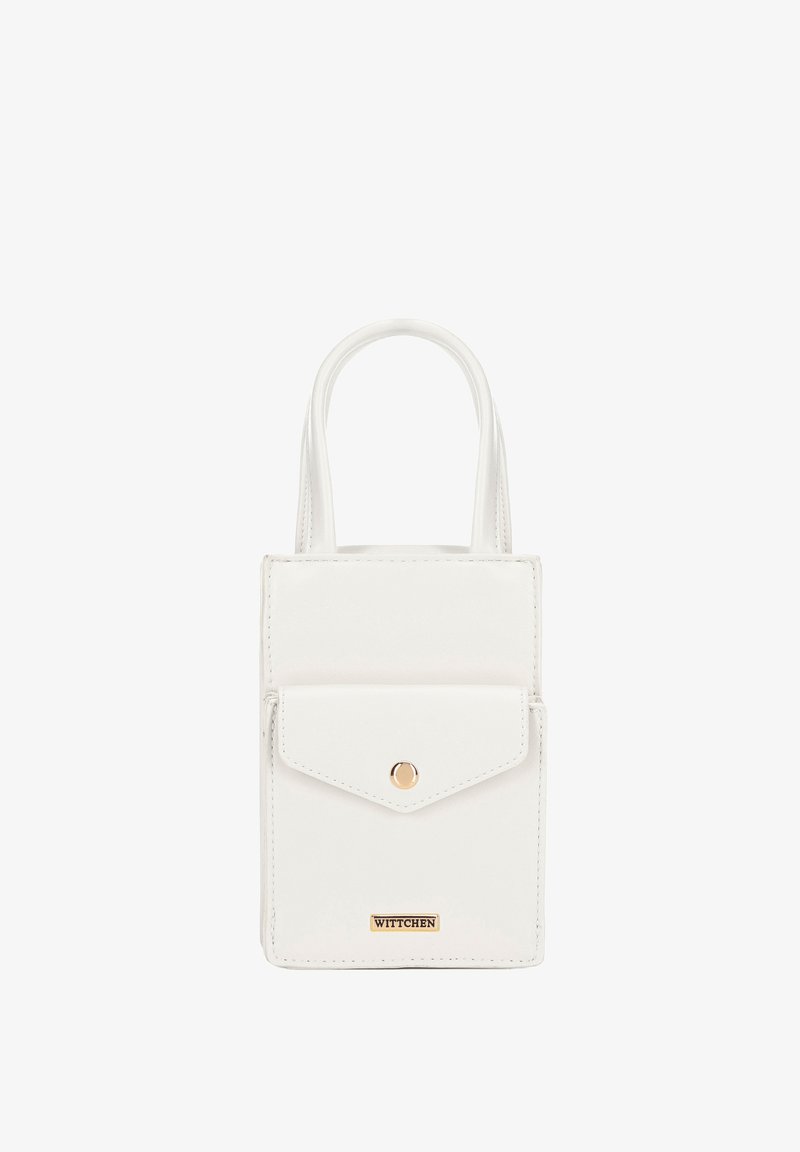 Borsa in finta pelle bianca con doppie maniglie corte, tasca anteriore con flap, bottone a pressione dorato e logo del marchio in rilievo. Forma rettangolare.