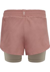 Pantalones cortos con una capa externa ligera de color rosa suave y una cinturilla elástica, combinados con pantalones cortos beige ajustados debajo.