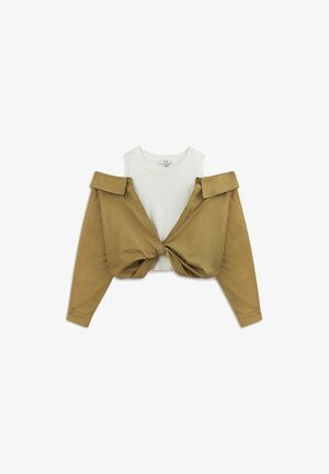 Top recortado con un cuerpo de punto blanco y mangas desmontables en verde oliva. Presenta un diseño sin hombros y detalle de nudo en la parte delantera.