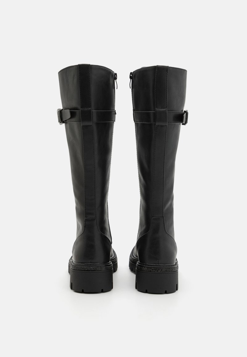 Schwarze Lederstiefel bis zum Knie mit glatter Oberfläche, verziert mit dekorativen Riemen und einer robusten Sohle. Mit einem Reißverschluss hinten und strukturierten Akzenten.