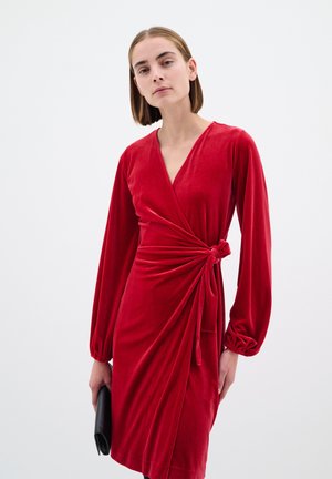 Rotes Samt-Wickelkleid mit langen, ballonförmigen Ärmeln und einem geknoteten Detail an der Taille, ausgestattet mit einem tiefen V-Ausschnitt und glatter Textur.