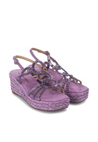 Sandalias de cuña de ante morado con suela de yute trenzado, que presentan detalles de herrajes circulares y un diseño destalonado con tiras ajustables.