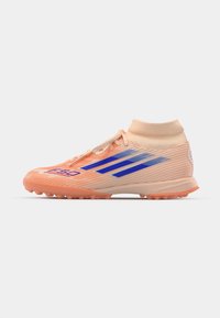 Buty sportowe z pomarańczową i jasnosłodką cholewką, niebieskimi paskami, dzianinowym kołnierzem w okolicy kostki, teksturowaną powierzchnią oraz gumową podeszwą zaprojektowaną z myślą o przyczepności.