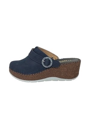 Zoccolo blu navy con un accento metallico rotondo, parte superiore testurizzata, suola in sughero e soletta imbottita per il comfort.