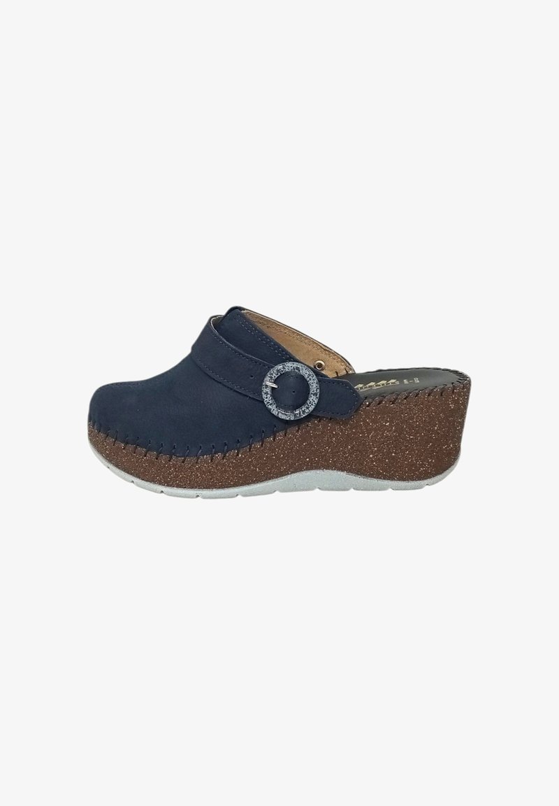 Zoccolo blu navy con un accento metallico rotondo, parte superiore testurizzata, suola in sughero e soletta imbottita per il comfort.
