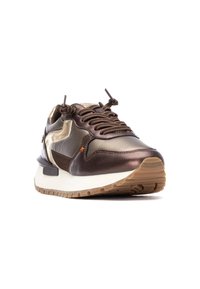 Sneaker in pelle marrone con accenti testurizzati, sovrapposizioni beige e lacci marroni. Presenta una suola intermedia bianca e una suola in gomma con scanalature.