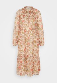 Robe longue fleurie avec manches longues, encolure ronde à fermeture par lien, et jupe à volants dans des tons pastel de rose, orange et vert.