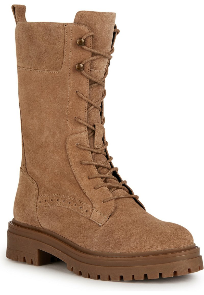 Bruine suède veterschoenen met een ronde neus, versterkte oogjes en een gestructureerde rubberen zool met diepe groeven voor grip.