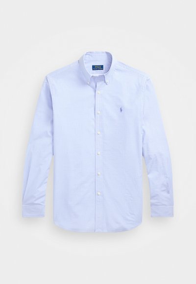 Camisa de botão azul claro com padrão xadrez, mangas longas e um pequeno logótipo bordado no lado esquerdo do peito. Tecido de algodão.