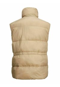 Beige pufferväst med hög krage och quiltad textur. Har horisontella sömmar och en åtsittande nederkant för ökad värme.