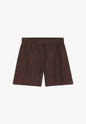 Shorts marron longueur genou avec une ceinture élastique et un cordon de serrage, dotés de poches latérales et d'une coupe ample.