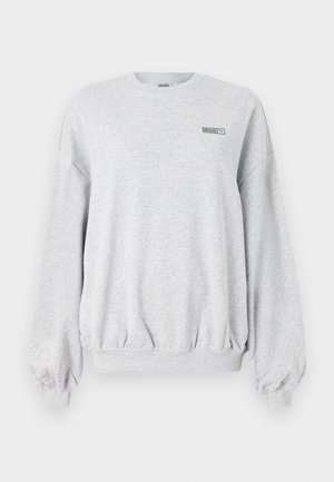 Lys grå langærmet sweatshirt med ribstrikkede manchetter og kant, lille sort "ROSIE" logo og Puma emblem på venstre bryst.